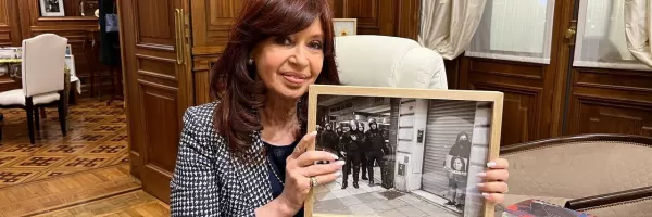 Cristina Fernandez de Kirchner con la foto tomada por Miquel durante la represión policial en inmediaciones a la casa de la vicepresidenta