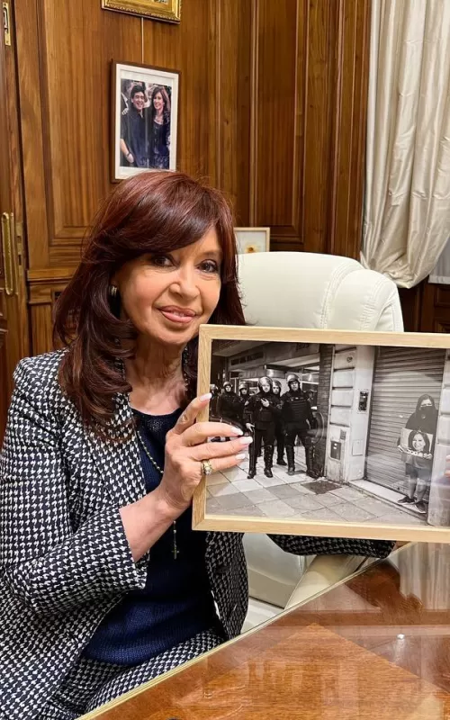 Cristina Fernandez de Kirchner con la foto tomada por Miquel durante la represión policial en inmediaciones a la casa de la vicepresidenta