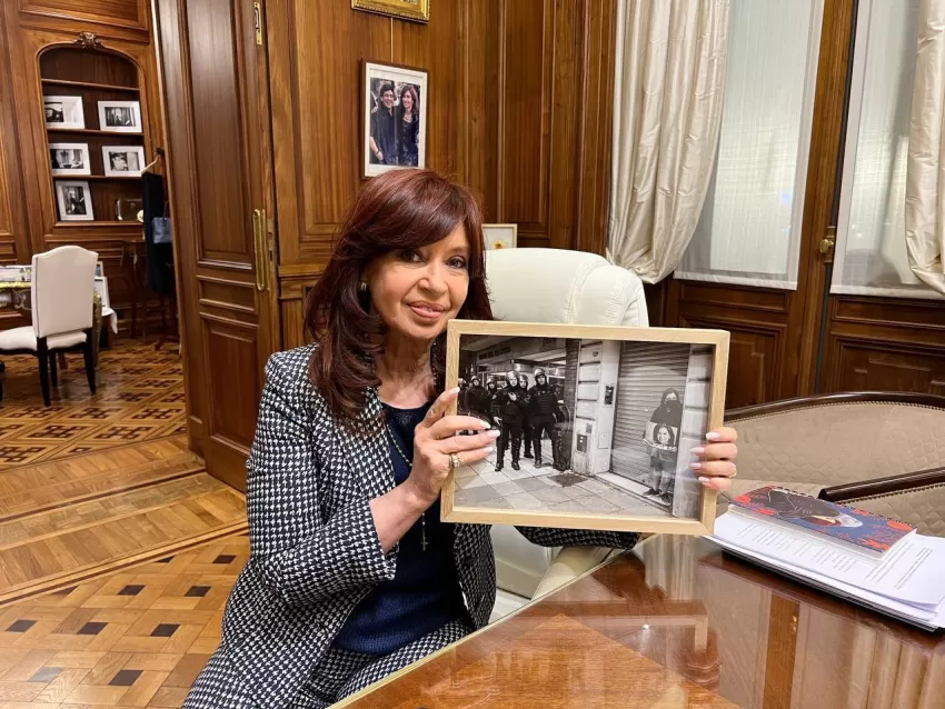 Cristina Fernandez de Kirchner con la foto tomada por Miquel durante la represión policial en inmediaciones a la casa de la vicepresidenta