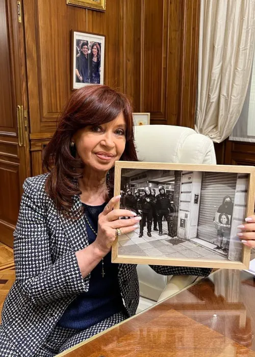 Cristina Fernandez de Kirchner con la foto tomada por Miquel durante la represión policial en inmediaciones a la casa de la vicepresidenta