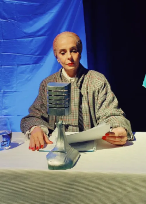 Actriz representando a Eva Perón durante la obra Evita Inmortal