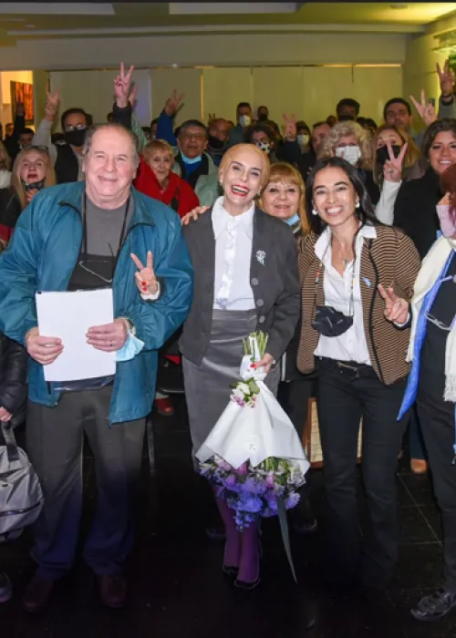 Foto del elenco, equipo del ICP y los presentes luego de la obra