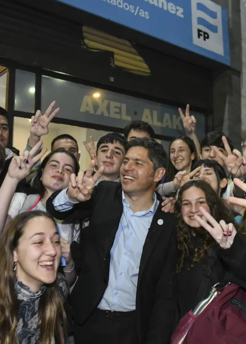 Kicillof encabezó una charla con estudiantes del Instituto de Capacitación Política