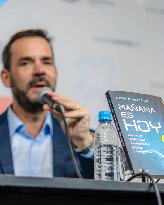 Sujarchuk disertó en el ICP sobre inteligencia artificial y gestión