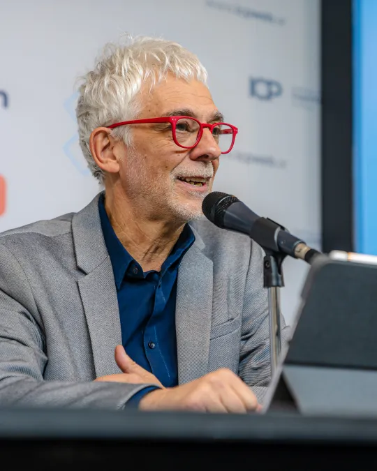 Inteligencia artificial, transhumanismo y nuevas formas de control: así fue la tercera clase del seminario “Inteligencia Colectiva”